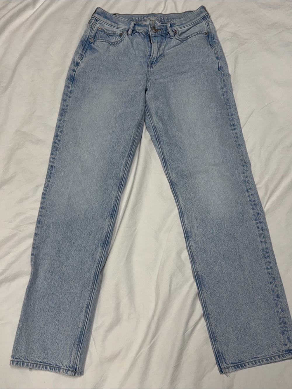 American Eagle Light Wash High Rise Mom Straight Jeans Women’s Size 4